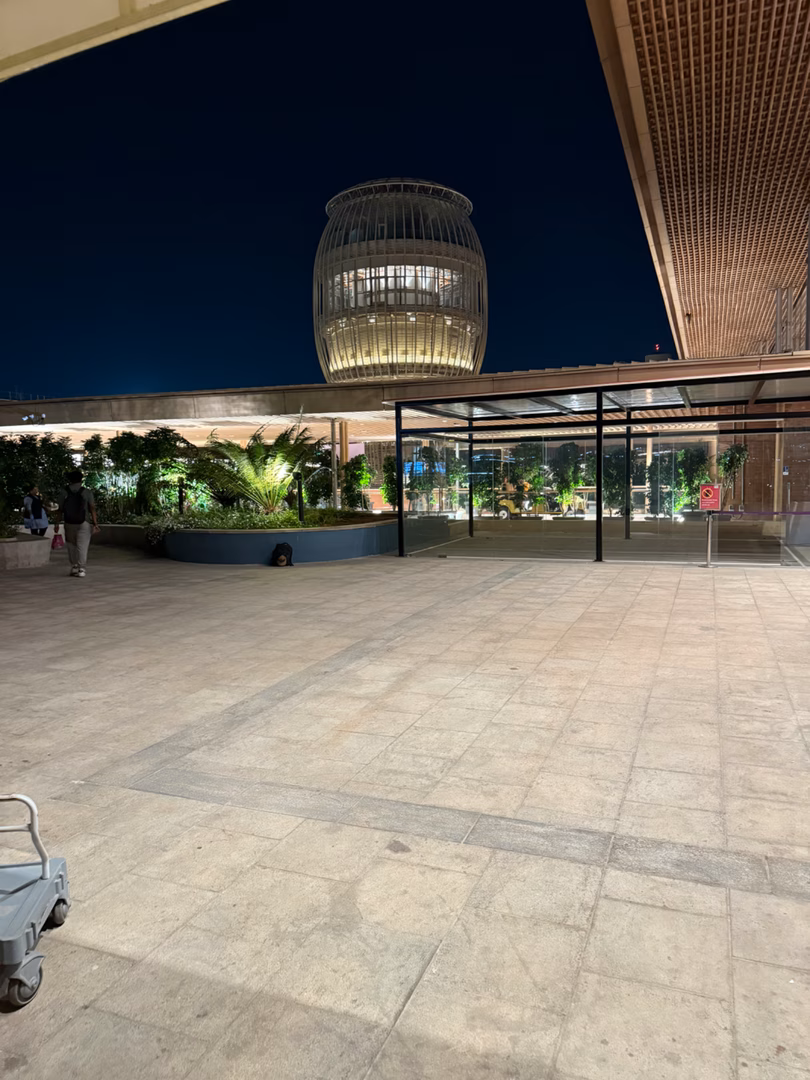 Smoking area at BLR airport in T2 - Awesome open area for smoking.