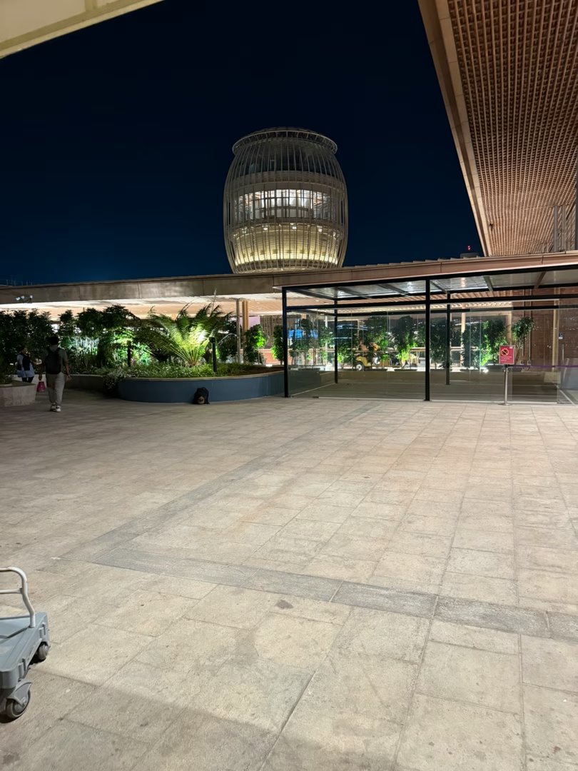 Smoking area at BLR airport in T2 - Awesome open area for smoking.
