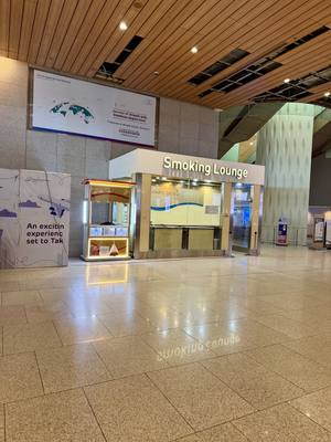Smoking area at Mumbai (BOM) airport — Excellent airport for smokers, BOM has a smoking lounge right next the belts. This one is next to…