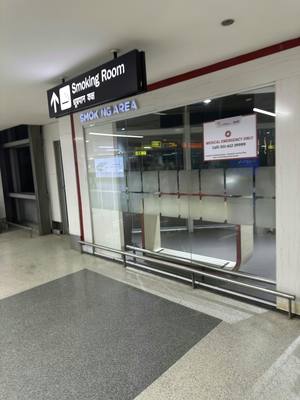 Smoking area at Delhi (DEL) airport — T3 Arrivals — At the domestic arrivals, just before the escalators that go down to the belts, there…