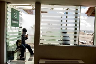 Smoking area at Bali Denpasar (DPS) airport — Smoking area available.