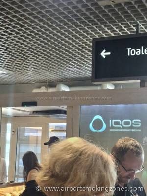 Smoking area at Krakow (KRK) airport — Двері не закриваються