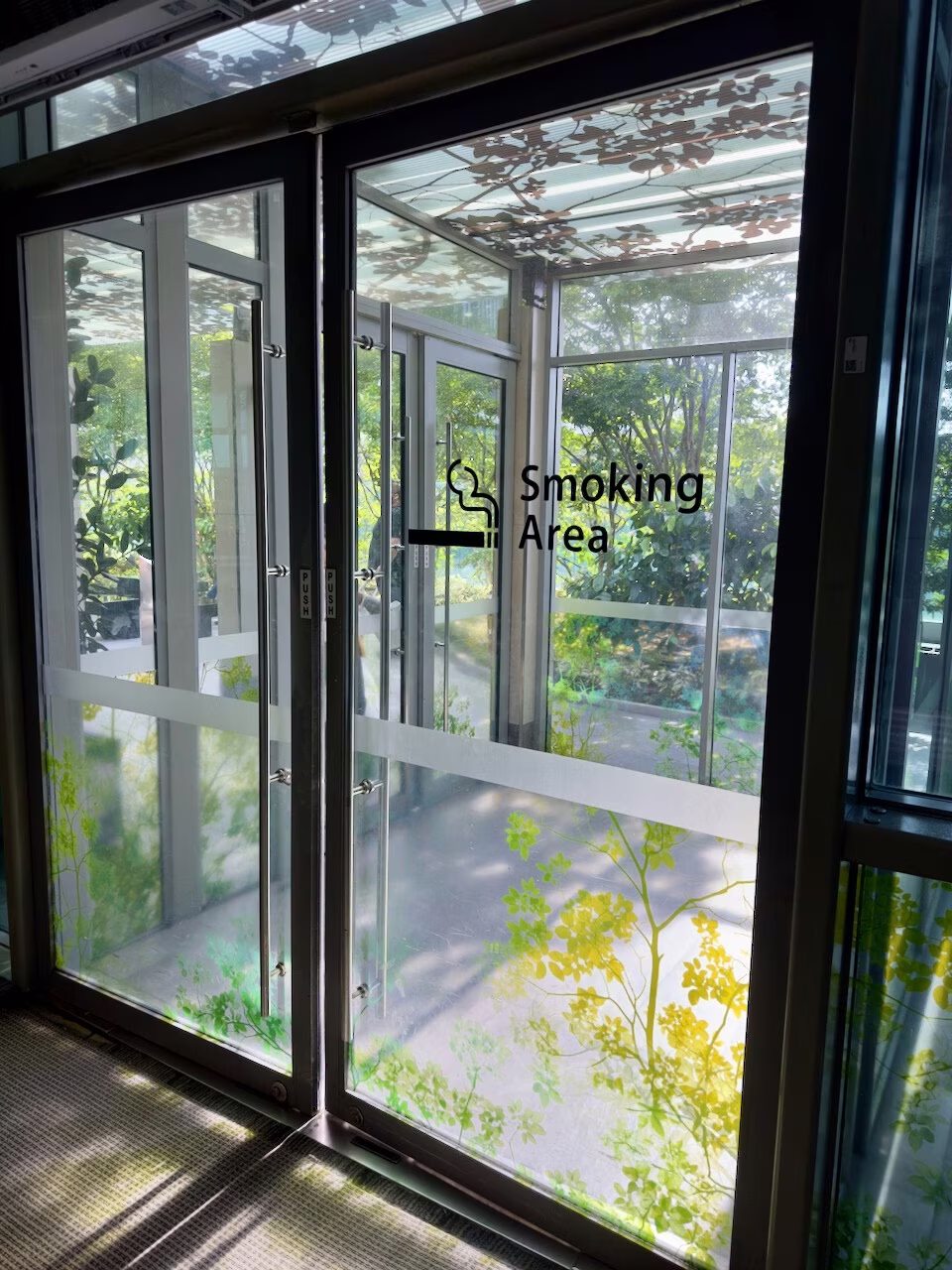 Smoking area next to Harry&rsquo;s Pub, Changi T3