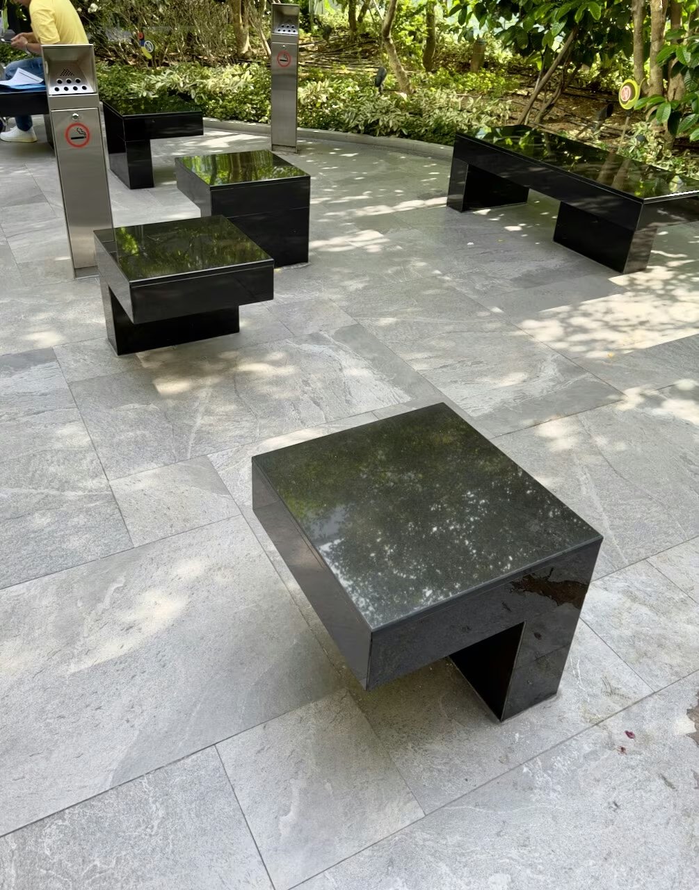 Smoking area next to Harry&rsquo;s Pub, Changi T3