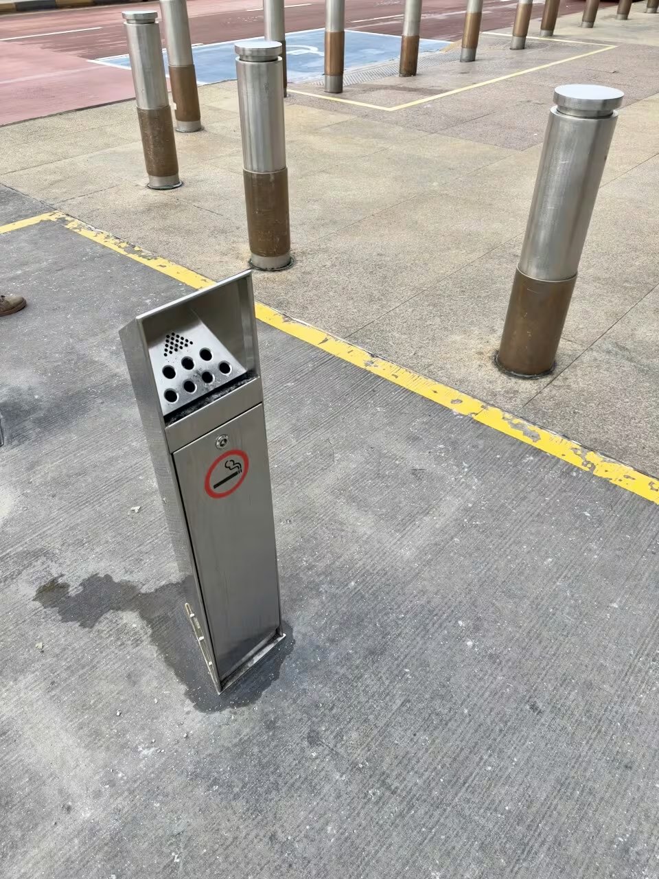Smoking area outside Changi T3, Gate 8